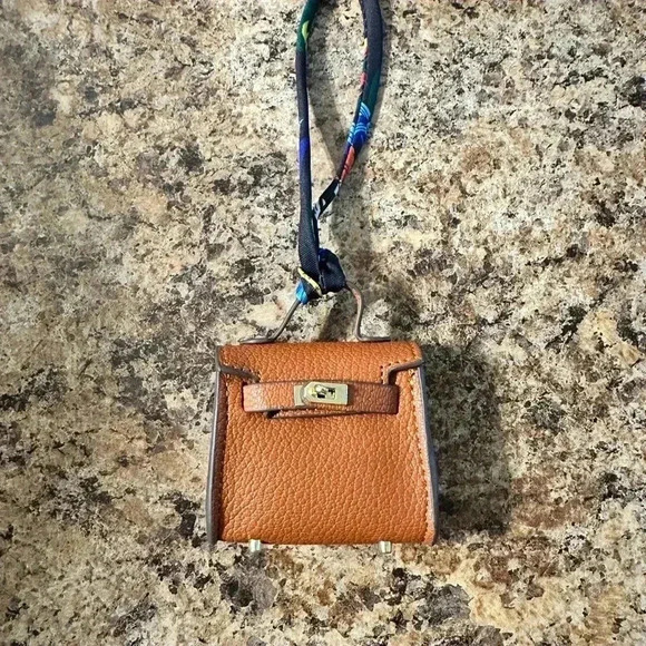 ❌SOLD❌Mini Handbag Charm or For Ear Pods Faux Leather Cognac NWOT - Picture 4 of 7